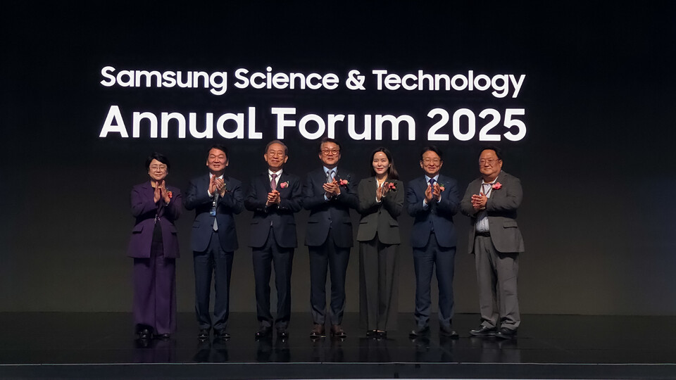 ©AP신문(AP뉴스)/이미지 제공 = 삼성전자 ▲7일 서울 강남구 인터컨티넨탈 파르나스 호텔에서 개최된 삼성미래기술육성사업 애뉴얼 포럼에서 참석자들이 기념 촬영을 하고 있다. (왼쪽부터) 김선민 조국혁신당 의원, 안철수 국민의힘 의원, 국양 삼성미래기술육성재단 이사장, 박승희 삼성전자 CR담당 사장, 이주영 개혁신당 의원, 권칠승 더불어민주당 의원, 김현수 삼성전자 미래기술육성센터장.