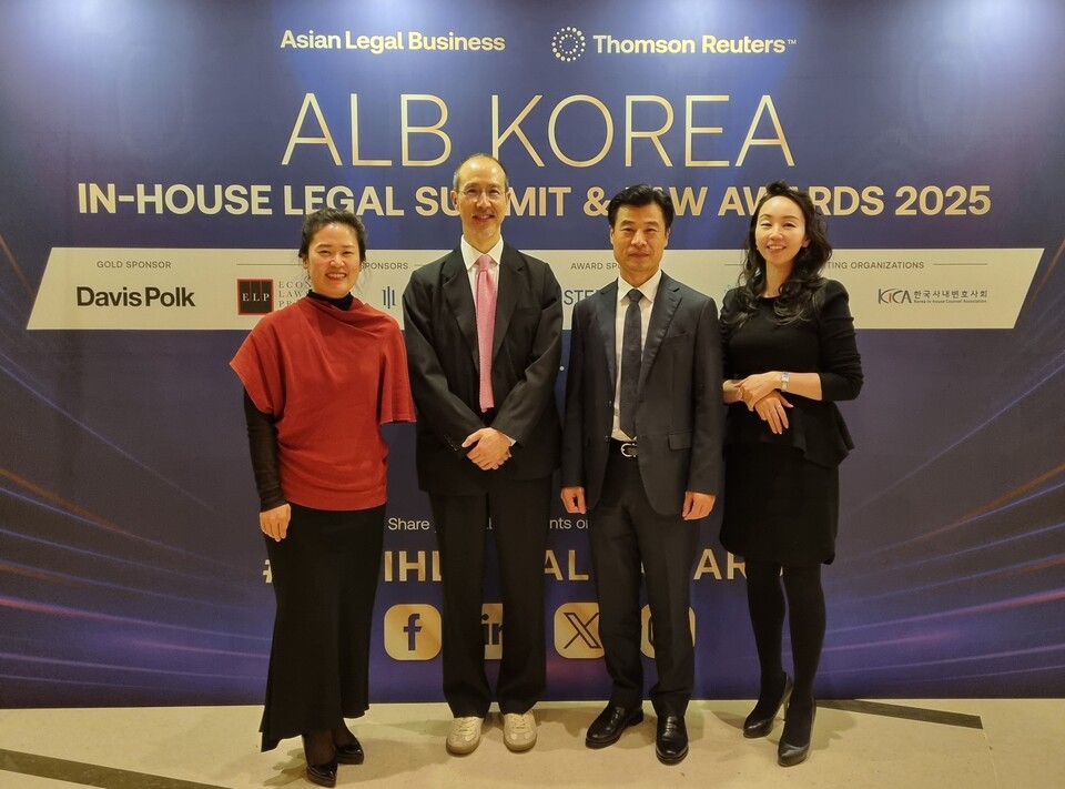 ©AP신문(AP뉴스)/이미지 제공 = GS건설 ▲지난 6일 서울 여의도에서 열린 ‘2025 한국법률대상(Korea Law Awards 2025)’ 시상식에서 GS건설 법무팀이 ‘올해의 사내법무팀(Korea In-House Team of the Year)’ 상 수상 후 기념촬영을 하고 있다.
