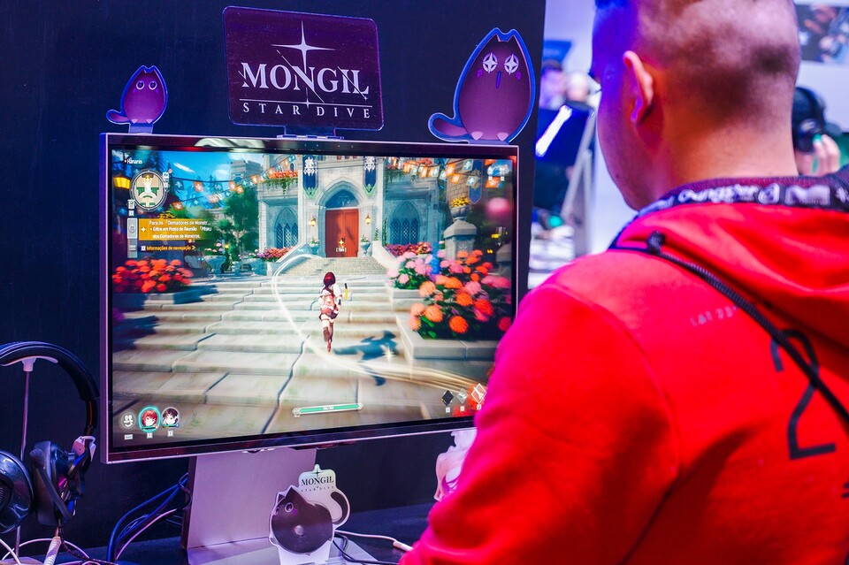 ⓒAP신문(AP뉴스)/ 이미지 제공 = 넷마블 ▲지난 9일부터 12일까지 브라질 상파울루에서 열린 남미 최대 게임 전시회 ‘브라질 게임쇼 2025(BGS 2025)’에서 한 관람객이 ‘몬길: STAR DIVE’를 시연하고 있다.