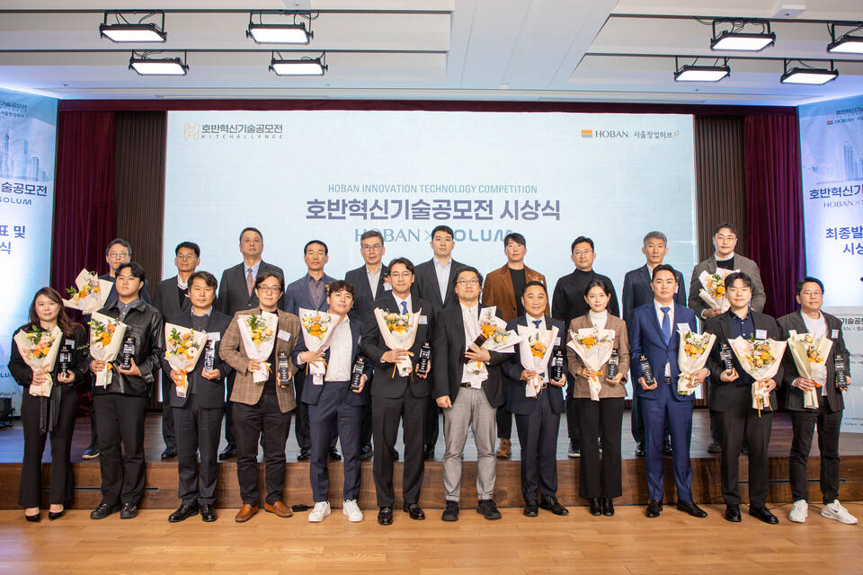 ©AP신문(AP뉴스)/이미지 제공 = 호반그룹 ▲호반그룹은 지난 6일 서울 서초구 호반파크에서 ‘2025 호반혁신기술공모전’ 시상식을 개최했다. (뒷줄 오른쪽 다섯 번째부터) 김민성 호반그룹 기획담당임원, 문갑 호반건설 경영부문 대표를 비롯한 임원진과 수상자들이 기념촬영을 하고 있다.