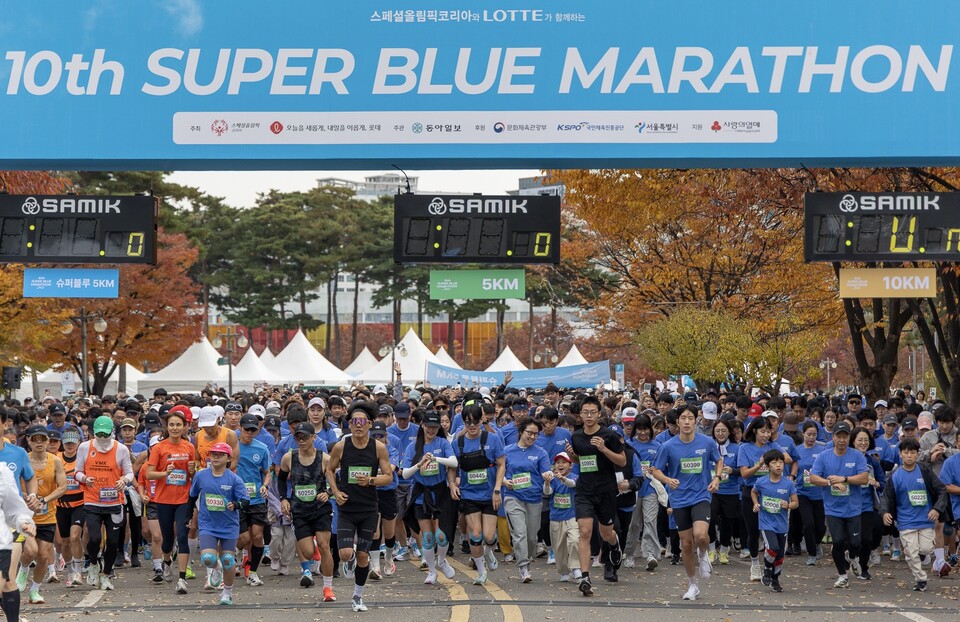 ©AP신문(AP뉴스)/이미지 제공 = 롯데그룹 ▲롯데는 지난 8일 서울 상암동 평화의공원 평화광장 일대에서 '제10회 슈퍼블루마라톤'을 개최했다. 2015년 시작된 슈퍼블루마라톤은 롯데가 장애인 인식 개선을 위해 개최하는 대회로 누적 참가자 수는 약 8만명에 달한다.