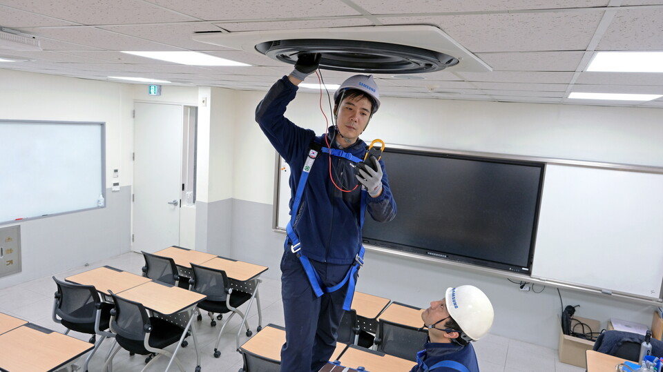 ©AP신문(AP뉴스)/이미지 제공 = 삼성전자서비스 ▲삼성전자서비스는 '2026학년도 대학수학능력시험'을 앞두고 서울, 경기, 강원, 부산 등 전국 10개 시·도 교육청 관할 260여 개 고사장을 대상으로 수능 전날인 12일까지 삼성전자 '시스템에어컨 사전 점검'을 진행한다.