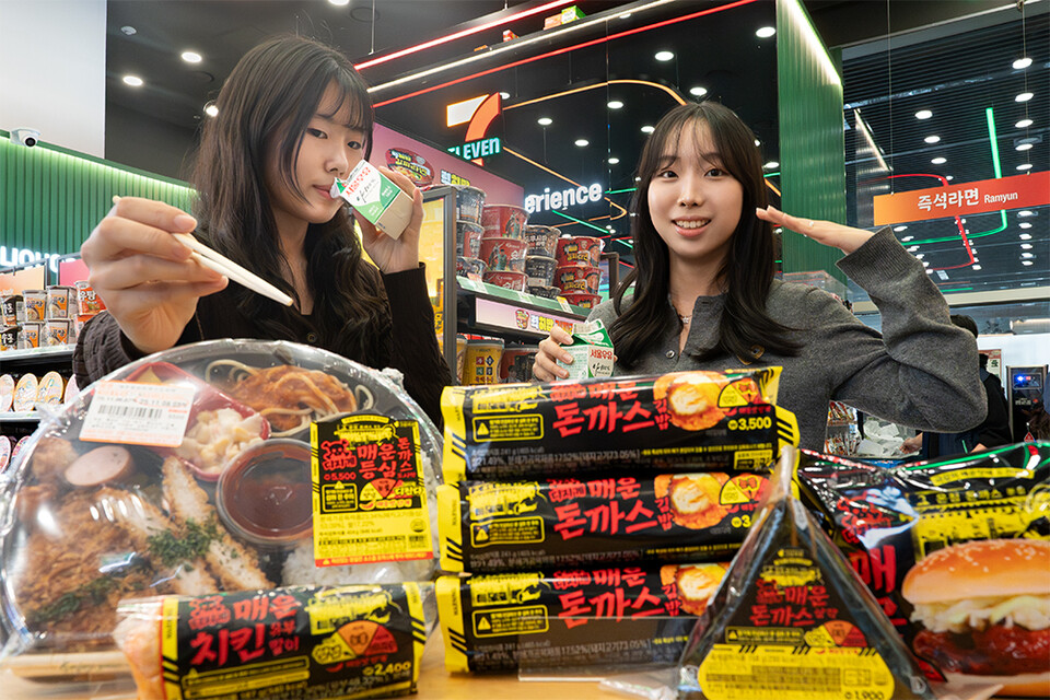 ©AP신문(AP뉴스)/이미지 제공 = 세븐일레븐 ▲세븐일레븐이 매운맛 끝판왕이라 불리는 ‘온정돈까스’와 협업해 선보인 ‘디지게매운’ 콘셉트의 푸드간편식 시리즈가 출시 한 달여 만에 누적 50만개의 판매고를 올렸다.