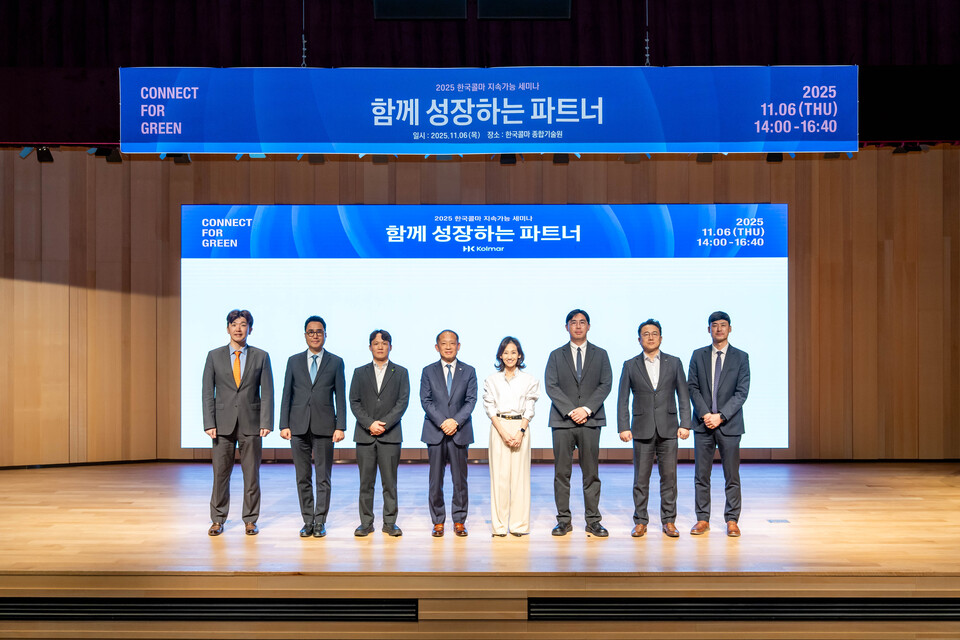 ©AP신문(AP뉴스)/이미지 제공 = 콜마홀딩스 ▲지난 6일 서울 서초구 소재 한국콜마 종합기술원에서 개최된 제3회 지속가능세미나에서 발표자들과 최현규 한국콜마 대표이사(왼쪽 네 번째) 등 관계자들이 기념사진을 촬영하고 있다.