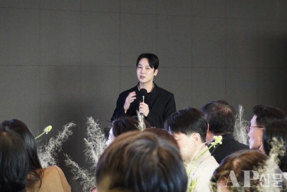 ©AP신문(AP뉴스)/이미지 = 조수빈 기자 ▲지난 7일 ‘아틀리에 에디션’ 론칭 행사에서 양태오 태오양 스튜디오 대표가 디자인 철학과 공간 구성을 설명하고 있다.