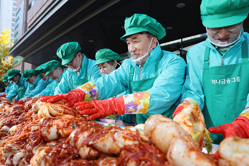 ©AP신문(AP뉴스)/이미지 제공 = 하나금융그룹 ▲10일 서울 명동사옥에서 열린 ‘2025 모두하나데이’ 선포식 및 ‘사랑의 김장나눔’ 행사에서 함영주 하나금융그룹 회장(오른쪽 두 번째)이 임직원들과 함께 김장을 담그고 있다.