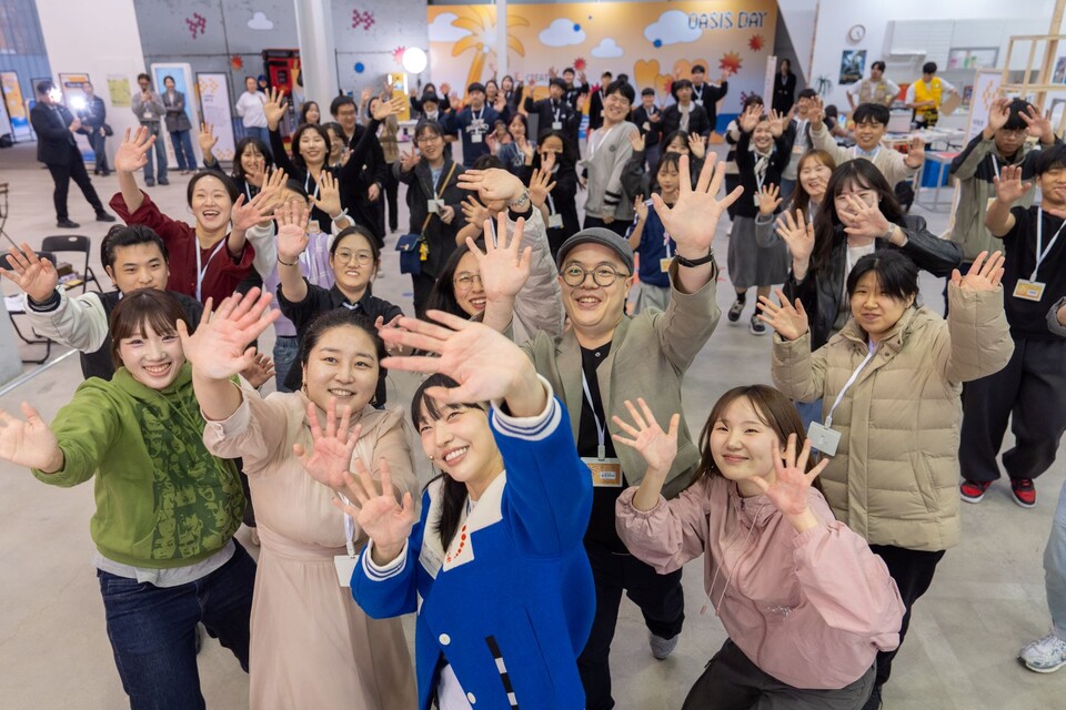 ©AP신문(AP뉴스)/이미지 제공 = 한화생명 ▲지난 8일 서울 성수동 레이어스튜디오41에서 열린 ‘WE CARE 오아시스데이’ 행사의 참가자들이 기념촬영을 하고 있다.