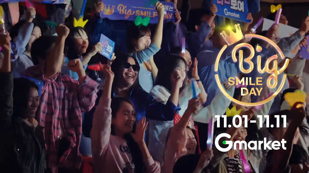 [AP신문 광고평론 No.1421]  ​​​​​​​객석에서 환호 중인 가수 박완규와 김경호. 사진 G마켓 유튜브 캡처ⓒAP신문(AP뉴스)