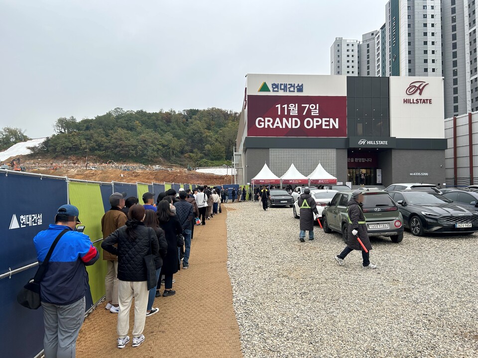 ©AP신문(AP뉴스)/이미지 제공 = 현대건설 ▲‘힐스테이트 광명11(가칭)’ 견본주택 외부 대기 줄.