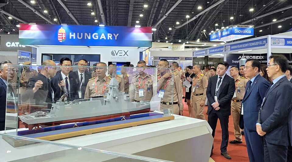 ©AP신문(AP뉴스)/이미지 제공 = SK오션플랜트 ▲지난 10~13일 태국 방콕 IMPACT 컨벤션센터에서 열린 ‘DEFENSE & SECURITY 2025’ 현장에서 SK오션플랜트 관계자들이 부스를 방문한 태국 해군(Commander in Chief) 일행과 대화를 나누고 있다.