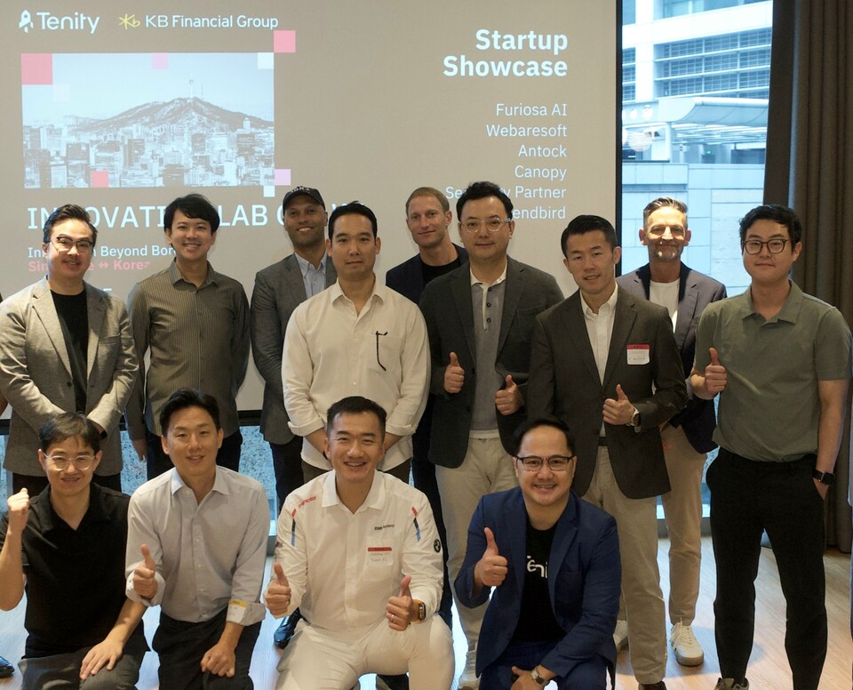 ©AP신문(AP뉴스)/이미지 제공 = KB금융지주 ▲지난 10일 싱가포르 현지에서 진행된 'KB Demo Day' 행사에서 ‘KB스타터스 싱가포르’ 선발 기업과 글로벌 VC, AC, 유관기관의 관계자들이 기념촬영을 하고 있다.