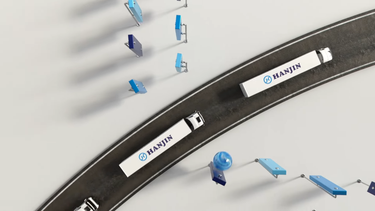 [AP신문 광고평론 No.1422]  ​​​​​​​지구본 모양 구슬의 동선을 따라가며 전개된다. 사진 대한항공 유튜브 캡처ⓒAP신문(AP뉴스)