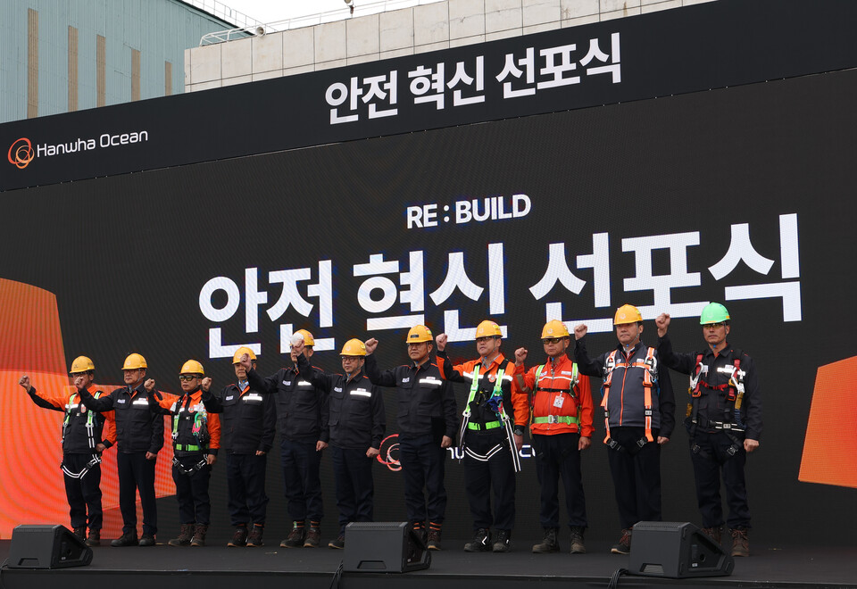 ©AP신문(AP뉴스)/이미지 제공 = 한화오션 ▲한화오션 안전 혁신 선포식에서 김희철 대표이사(왼쪽 일곱 번째)를 비롯한 주요 경영진들이 안전관리 체계의 근본적인 혁신에 대한 결의를 다지고 있다.