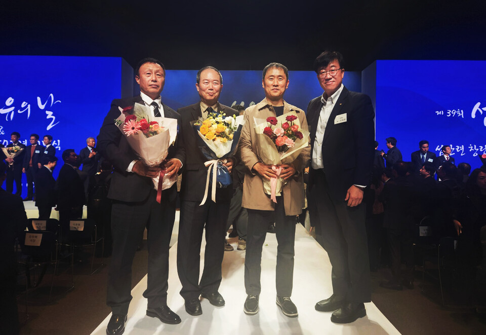 ©AP신문(AP뉴스)/이미지 제공 = 태광산업 ▲태광산업·대한화섬은 소속 임직원 5명이 ‘제39회 섬유의 날’ 기념식에서 산업통상자원부 장관 표창과 한국섬유산업연합회 회장상을 수상했다고 12일 밝혔다. (왼쪽부터) 황오성·정일영·신승원 기장, 김대정 대한화섬 대표(태광산업 섬유사업본부장)가 기념식에서 수상자 기념 촬영을 하고 있다.