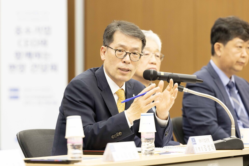 ©AP신문(AP뉴스)/이미지 제공 = IBK기업은행 ▲12일 부산국제금융센터(BIFC)에서 열린 중소기업 현장간담회에서 김성태 IBK기업은행 은행장이 중소기업 대표들과 대화하고 있다.