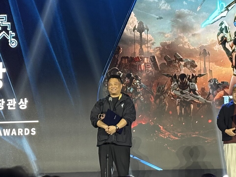 ⓒAP신문(AP뉴스)/ 박수연 기자 = ▲12일 부산 벡스코 제2전시장에서 열린 시상식에서 권민관 넷마블엔투 대표가 수상소감을 발표하고 있다.