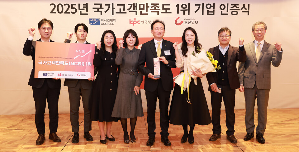 ©AP신문(AP뉴스)/이미지 제공 = KB국민은행 ▲12일 서울 중구 롯데호텔서울에서 열린 국가고객만족도(NCSI) 시상식에서 이환주 KB국민은행 은행장(왼쪽 다섯 번째)과 임직원들이 기념촬영을 하고 있다.