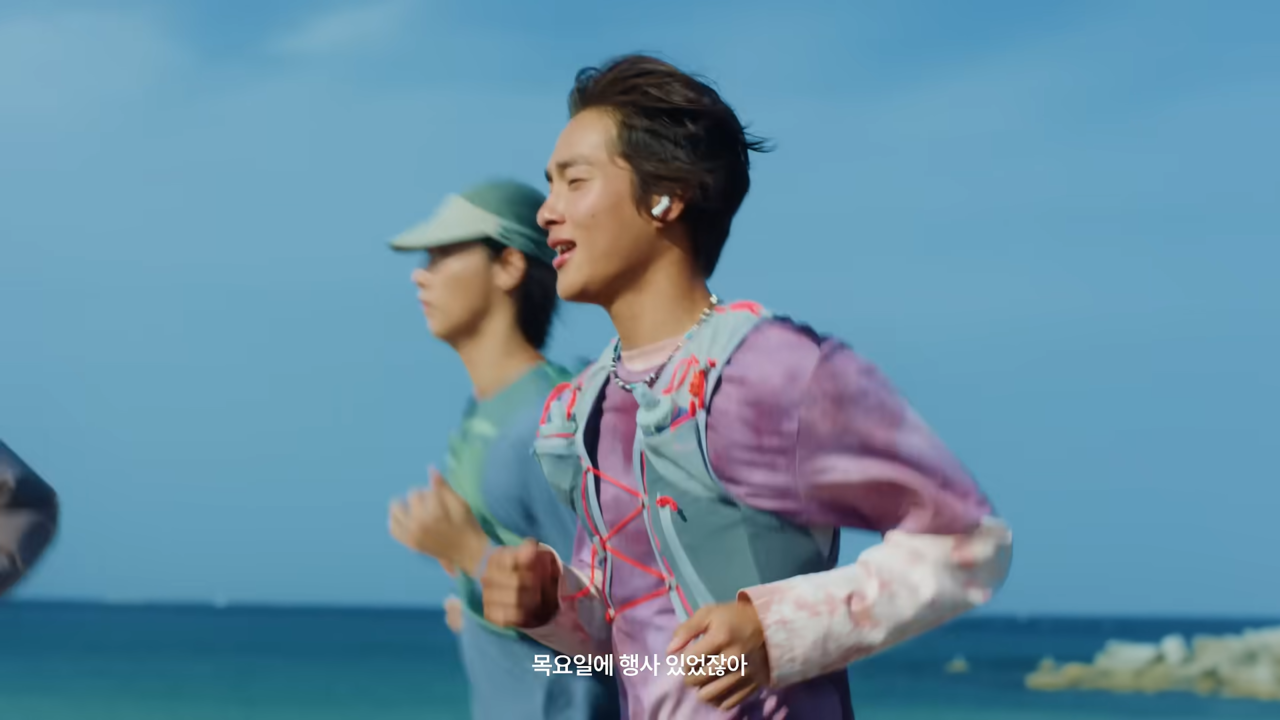 [AP신문 광고평론 No.1423]  러닝하다 전화를 받게된 상황으로 익시오의 편리함을 알린다. 사진 LG유플러스 유튜브 캡처ⓒAP신문(AP뉴스)