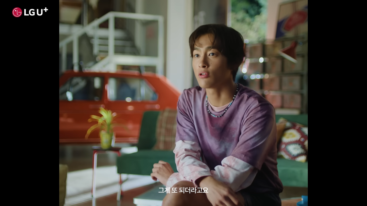 [AP신문 광고평론 No.1423]  ​​​​​​​홍태준의 인터뷰를 중심으로 전개된다. 사진 LG유플러스 유튜브 캡처ⓒAP신문(AP뉴스)