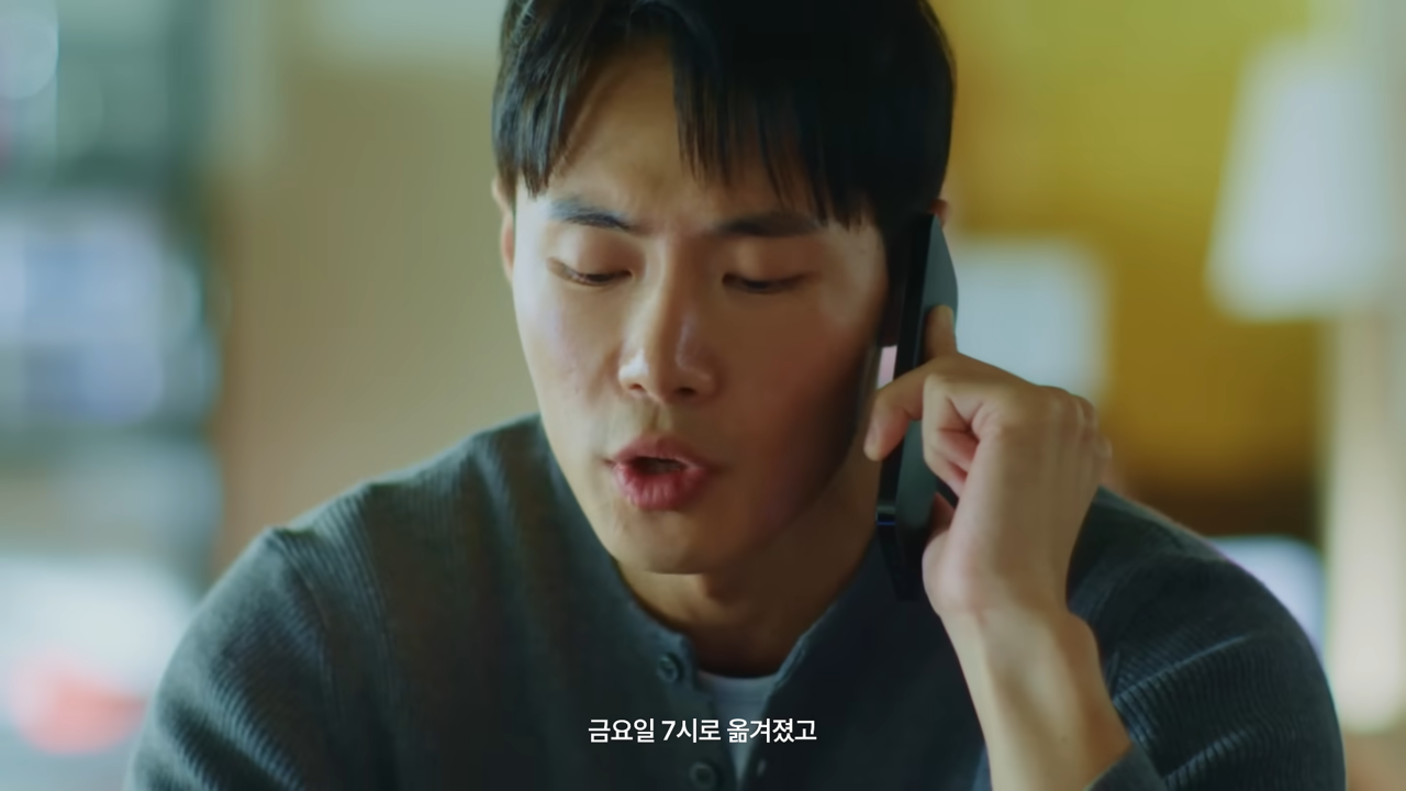 [AP신문 광고평론 No.1423]  ​​​​​​​매니저가 전화로 일정을 공유하고 있다. 사진 LG유플러스 유튜브 캡처ⓒAP신문(AP뉴스)