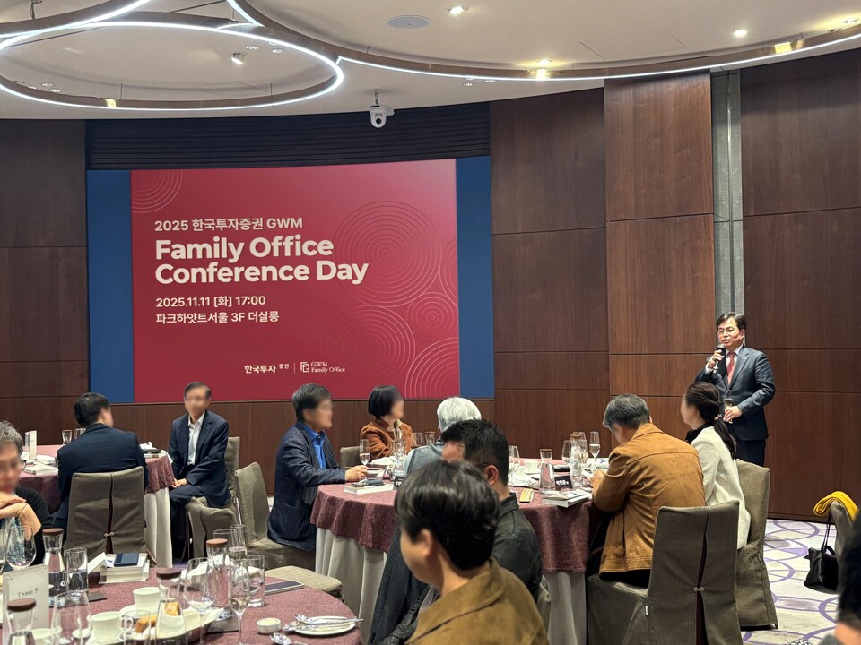 ©AP신문(AP뉴스)/이미지 제공 = 한국투자증권 ▲지난 11일 서울 파크하얏트에서 열린 ‘패밀리오피스 컨퍼런스 데이’에서 박재현 한국투자증권 개인고객그룹장이 참석 고객들에게 인사말을 전하고 있다.