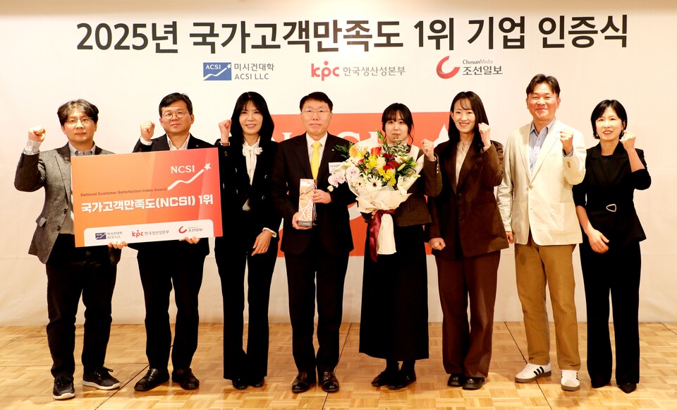 ©AP신문(AP뉴스)/이미지 제공 = KB국민카드 ▲12일 서울 중구 롯데호텔에서 열린‘2025년도 국가고객만족도(NCSI) 1위 기업 인증식’에서 신용 및 체크카드 부문 동시 1위를 달성한 KB국민카드 김재관 사장(가운데)이 참석 임직원들과 기념 촬영하고 있다.