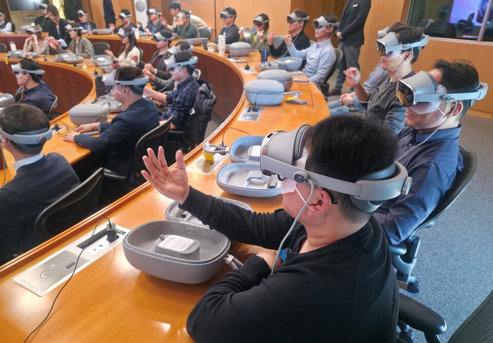 ©AP신문(AP뉴스)/이미지 제공 = 삼성전자 ▲삼성 임직원이 삼성인력개발원에서 갤럭시 XR을 착용한 채 교육에 참여하고 있다.