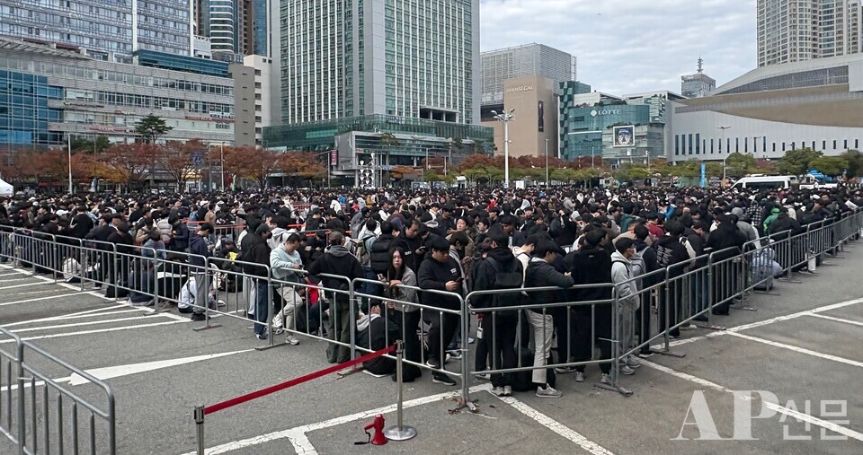 ⓒAP신문(AP뉴스)/ / 박수연 기자 = ▲13일 지스타 개막 전부터 행사에 참여하려는 사람들이 줄을 서고 있다.