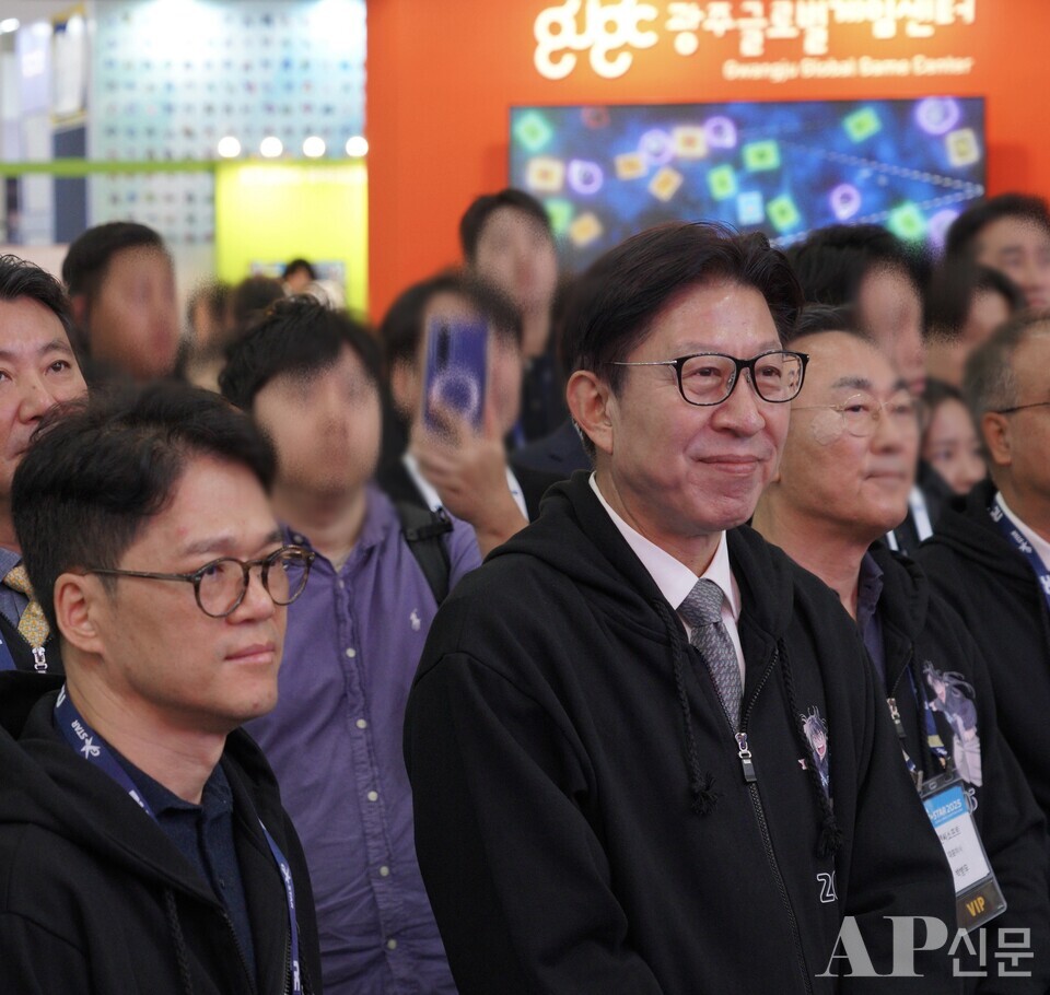 ⓒAP신문(AP뉴스)/ 박수연 기자 = ▲13일 부산 벡스코에서 (왼쪽부터) 김병규 넷마블 대표, 박형준 부산시장, 박병무 엔씨소프트 공동대표가 전시장에 입장해 주요 부스를 돌러보고 있다.