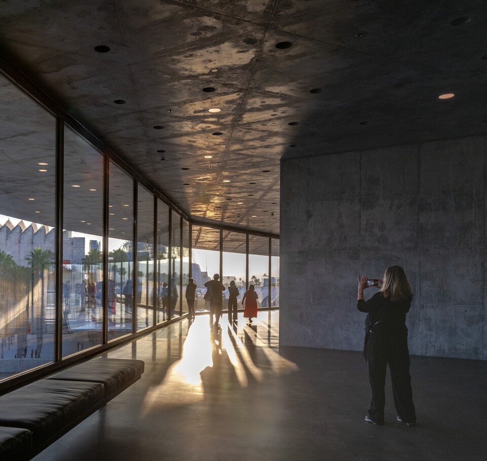 ©AP신문(AP뉴스)/이미지 제공 = Museum Associates LACMA ▲LACMA 신관(데이비드 개펀 갤러리, David Geffen Galleries) 내부 전경, Interior view of the David Geffen Galleries at LACMA.