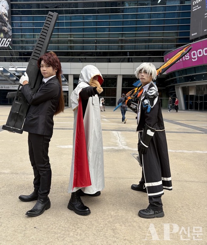 ⓒAP신문(AP뉴스)/ 박수연 기자 = ▲13일 지스타 현장 코스프 관람객. 