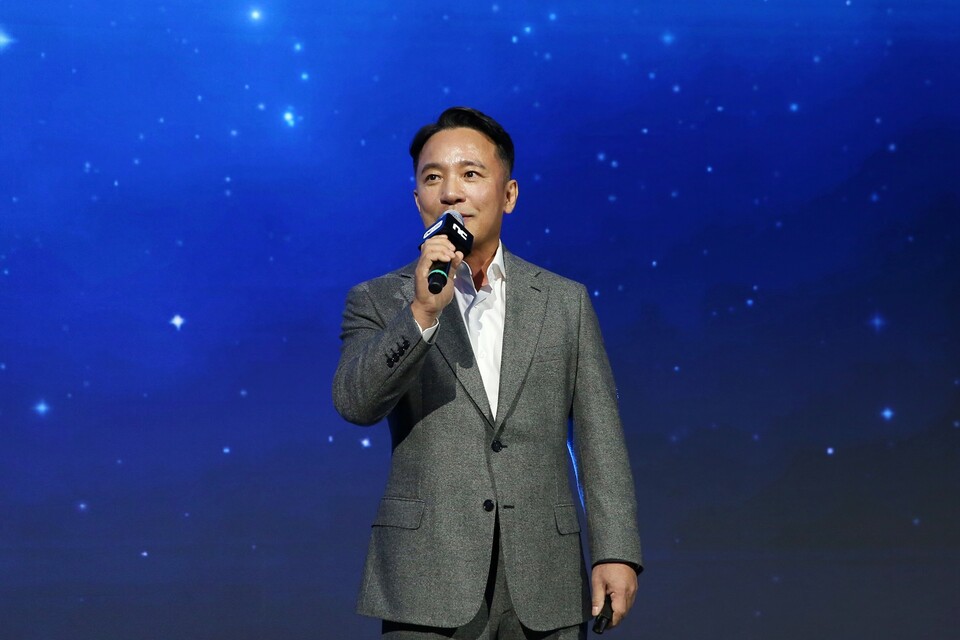 ©AP신문(AP뉴스)/이미지 제공 = 엔씨소프트 ▲김택진 엔씨소프트 CCO가 13일 ‘지스타 2025’ 개막 행사에서 오프닝 세션의 기조 연설을 진행하고 있다.