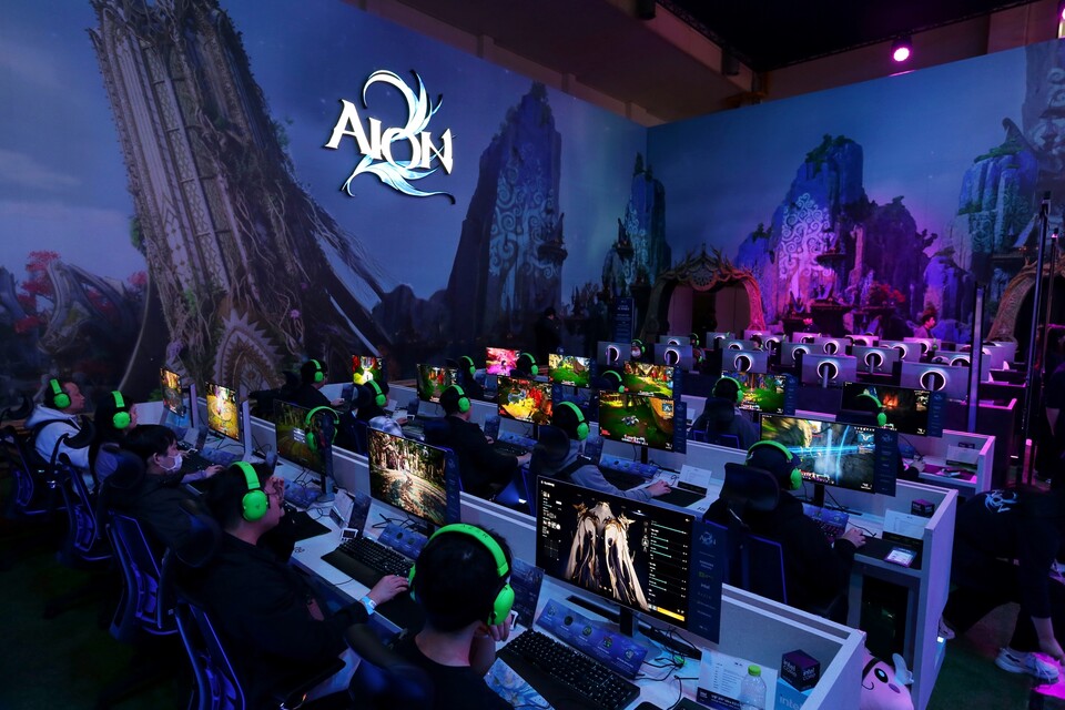 ©AP신문(AP뉴스)/이미지 제공 = 엔씨소프트 ▲지스타2025 '아이온2' 부스 시연 현장