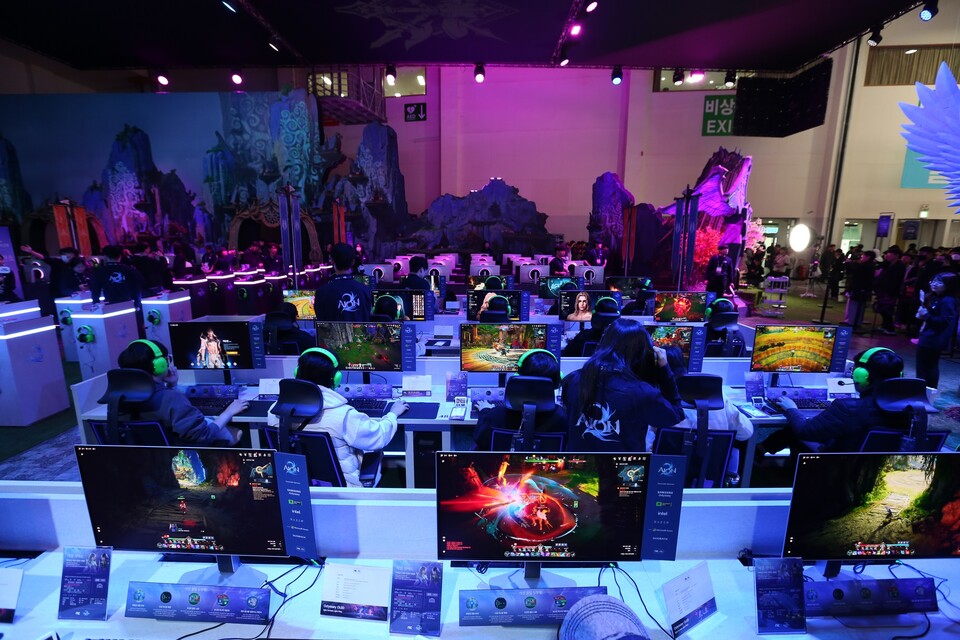 ©AP신문(AP뉴스)/이미지 제공 = 엔씨소프트 ▲지스타2025 '아이온2' 부스 시연 현장