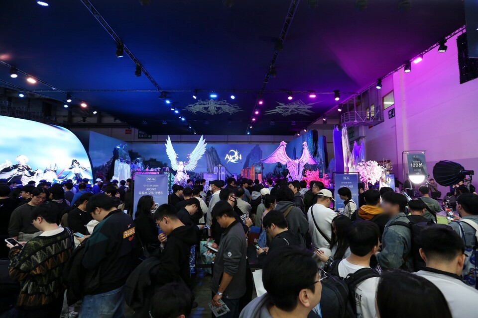 ©AP신문(AP뉴스)/이미지 제공 = 엔씨소프트 ▲지스타2025 '아이온2' 부스 시연 현장