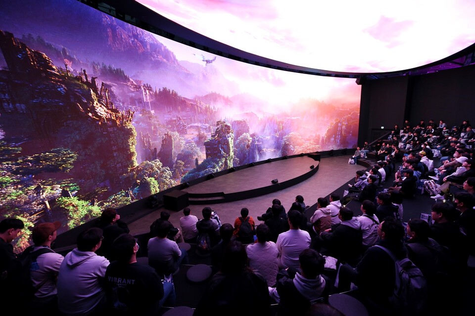 ©AP신문(AP뉴스)/이미지 제공 = 엔씨소프트 ▲지스타2025 엔씨소프트 시네마 상영관 전경. 호라이즌 스틸 프론티어스