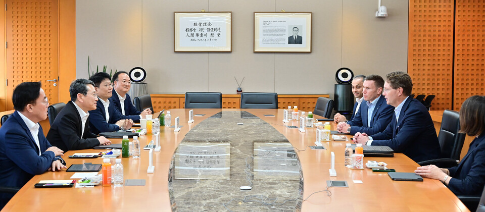 ©AP신문(AP뉴스)/이미지 제공 = LG전자 ▲LG와 메르세데스-벤츠 최고 경영진은 서울 여의도 LG트윈타워에서 만나 LG의 자동차 부품 사업 역량을 결집한 ‘원(One) LG’ 솔루션 협업 확대 방안에 대해 논의했다. 사진은 (왼쪽부터) LG디스플레이 정철동 CEO, LG전자 조주완 CEO, LG에너지솔루션 김동명 CEO, LG이노텍 문혁수 CEO, 메르세데스-벤츠 R&D 코리아 컬삿 카르탈 센터장, 메르세데스-벤츠 코리아 마티아스 바이틀 CEO, 메르세데스-벤츠 올라 칼레니우스 회장, 메르세데스-벤츠 이다 볼프 기업본부 총괄