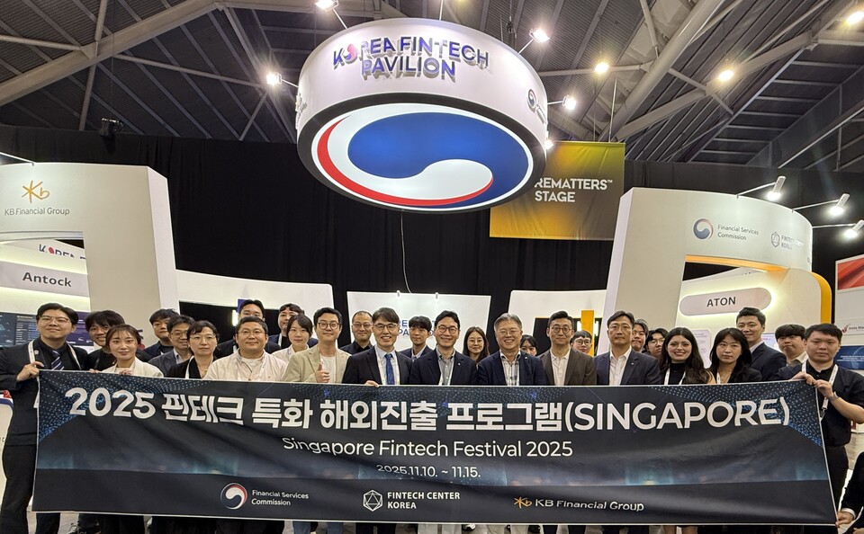 ©AP신문(AP뉴스)/이미지 제공 = KB금융지주 ▲지난 13일 ‘싱가포르 핀테크 페스티벌 2025’에서 열린 ‘2025 핀테크 특화 해외진출 프로그램’ 행사에서 김건 한국핀테크지원센터 이사장(첫 번째 줄 왼쪽 여섯 번째), 이창권 KB금융지주 디지털·IT부문 부문장(왼쪽 일곱 번째), 조영서 KB국민은행 AI·DT추진그룹대표(왼쪽 여덟 번째), 정종호 한국성장금융투자운용 실장(왼쪽 아홉 번째), 조정민 KB국민은행 싱가포르지점장(왼쪽 열 번째)이 참석자들과 기념촬영을 하고 있다.