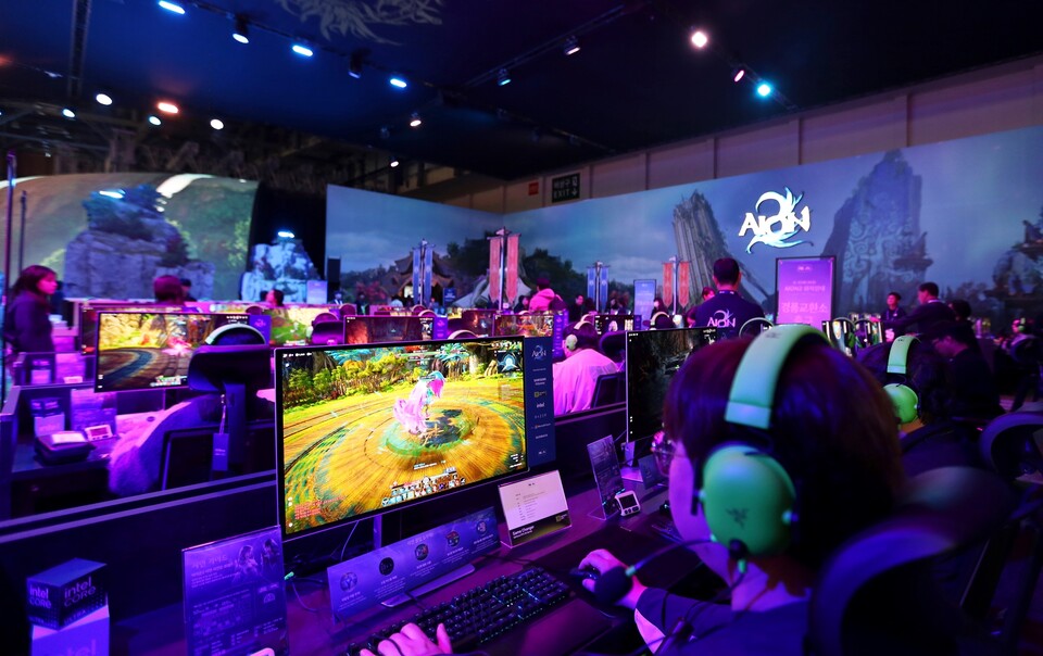 ©AP신문(AP뉴스)/이미지 제공 = 엔씨소프트 ▲‘아이온2’ 부스가 지스타 2025 개막 이튿날에도 관람객들로 북적이며 최대 흥행작으로 떠올랐다.