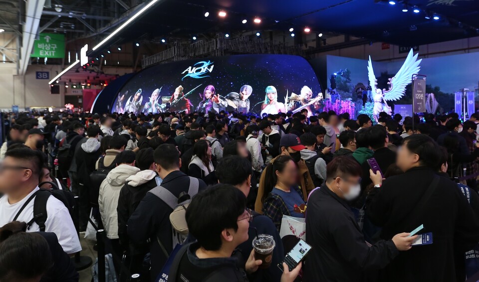 ©AP신문(AP뉴스)/이미지 제공 = 엔씨소프트 ▲‘아이온2’ 부스가 지스타 2025 개막 이튿날에도 관람객들로 북적이며 최대 흥행작으로 떠올랐다.