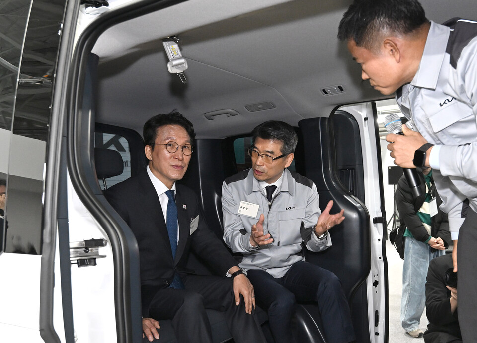 ©AP신문(AP뉴스)/이미지 제공 = 기아 ▲김민석 국무총리(가운데)와 정의선 현대차그룹 회장 등 주요 인사들이 기아 화성 EVO Plant East 준공식과 West 기공식에서 PV5 등 전시물을 둘러보고 있다.