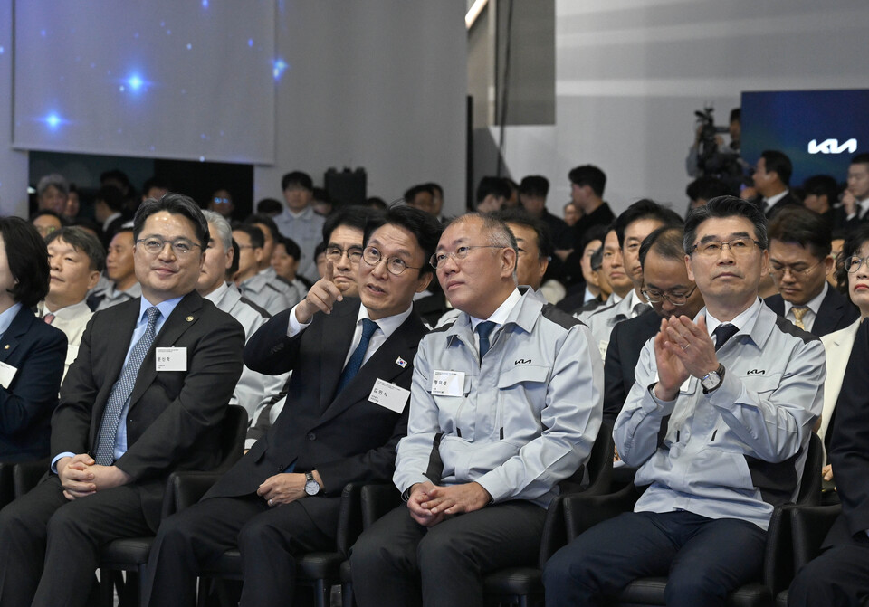 ©AP신문(AP뉴스)/이미지 제공 = 기아 ▲김민석 국무총리(가운데)와 정의선 현대차그룹 회장 등 주요 인사들이 기아 화성 EVO Plant East 준공식과 West 기공식에서 PV5 등 전시물을 둘러보고 있다.