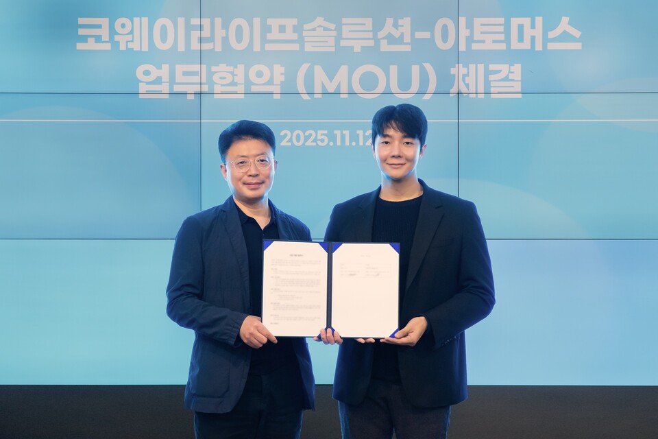 ©AP신문(AP뉴스)/이미지 제공 = 코웨이 ▲지난 12일 서울 구로구 지타워 코웨이라이프솔루션 본사에서 열린 협약식에서 김명곤 코웨이라이프솔루션 대표이사(왼쪽)와 김규태 아토머스㈜ 대표이사(오른쪽)가 기념 촬영을 하고 있다.