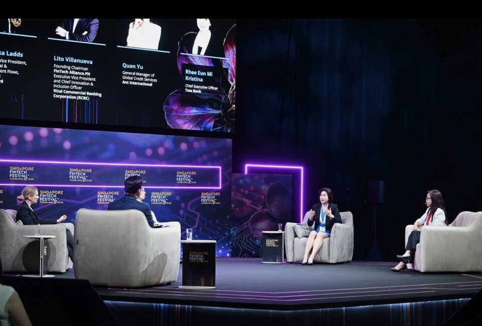 ©AP신문(AP뉴스)/이미지 제공 = 토스뱅크 ▲싱가포르 엑스포에서 열린 ‘싱가포르 핀테크 페스티벌(SFF)’ 메인스테이지 패널 세션에서 이은미 토스뱅크 대표(오른쪽 두 번째)가 글로벌 핀테크 리더들과 ‘모두를 위한 금융건강(Financial Health for All)’을 주제로 토론하고 있다.