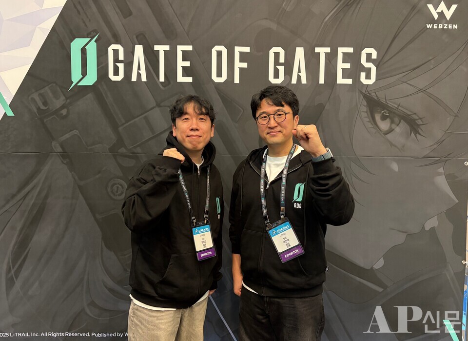 ⓒAP신문(AP뉴스)/ 박수연 기자 = ▲14일 부산 벡스코에서 열린 ‘게이트 오브 게이츠’ 개발자 토크쇼 후 정명근 아트디렉터와 박찬혁 기획팀장이 기념 사진을 찍고 있다. 