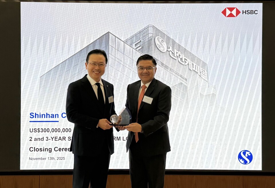 ©AP신문(AP뉴스)/이미지 제공 = 신한캐피탈 ▲지난 13일 홍콩에서 전필환 신한캐피탈 사장(왼쪽)이 주간사 HSBC와 함께 신디케이트론 외화차입 서명식을 진행하고 있다.