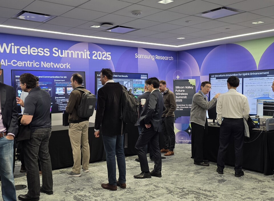 ©AP신문(AP뉴스)/이미지 제공 = 삼성전자 ▲11월 13일(현지시간) 미국 실리콘밸리 마운틴뷰에서 진행된 '실리콘밸리 미래 통신 서밋 2025'에서 기술 시연을 하고 있다.