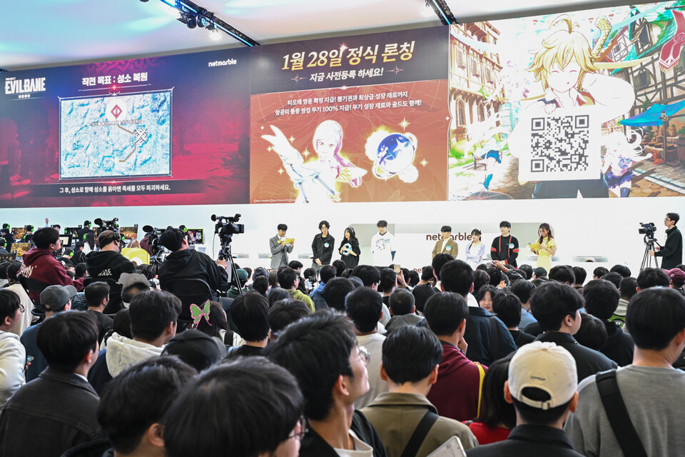 ©AP신문(AP뉴스)/이미지 제공 = 넷마블 ▲넷마블은 14일 부산 벡스코에서 열린 '지스타 2025'에서 ‘일곱 개의 대죄: Origin’ 무대 이벤트로 인플루언서와 함께 ‘심층 거미굴을 돌파하라’를 진행했다.