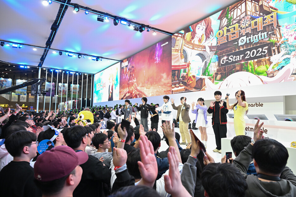 ©AP신문(AP뉴스)/이미지 제공 = 넷마블 ▲넷마블은 14일 부산 벡스코에서 열린 '지스타 2025'에서 ‘일곱 개의 대죄: Origin’ 무대 이벤트로 인플루언서와 함께 ‘심층 거미굴을 돌파하라’를 진행했다.