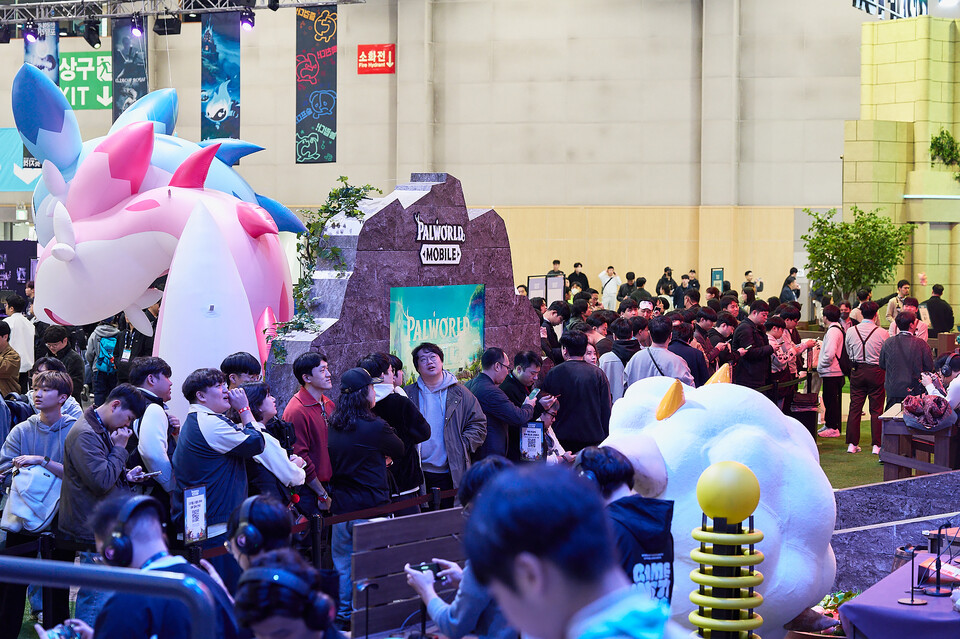 ©AP신문(AP뉴스)/이미지 제공 = 크래프톤 ▲‘팰월드 모바일' 지스타 2025 현장 부스